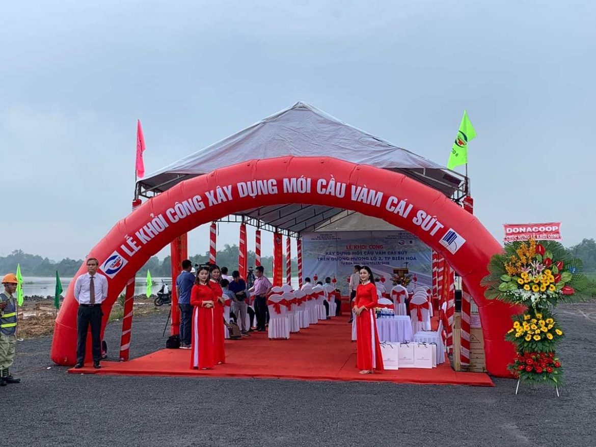 Các đại biểu tham dự nghi thức khởi công cầu Vàm Cái Sứt.