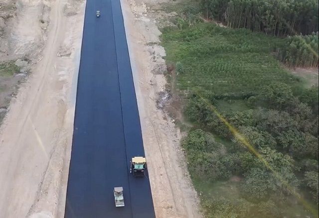 Đường dẫn vào cảng hàng không Phan Thiết đã được đổ nhựa Đường dẫn vào cảng hàng không Phan Thiết đã được đổ nhựa